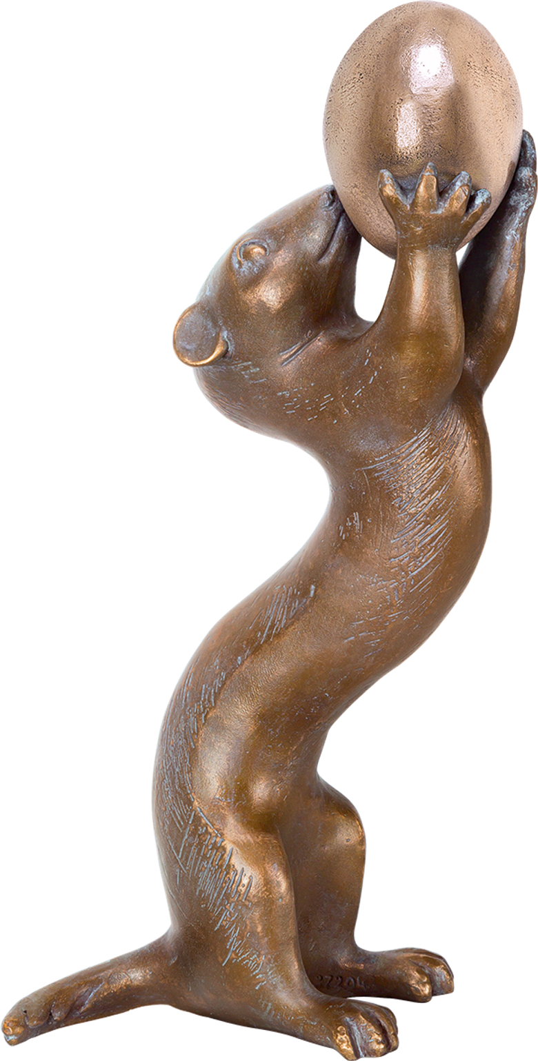 Bronzefigur Wiesel mit Ei von Atelier Strassacker