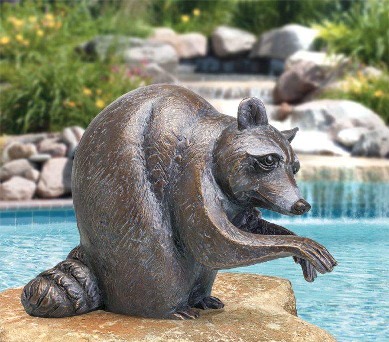 Bronzefigur Waschbär, sitzend von Atelier Strassacker