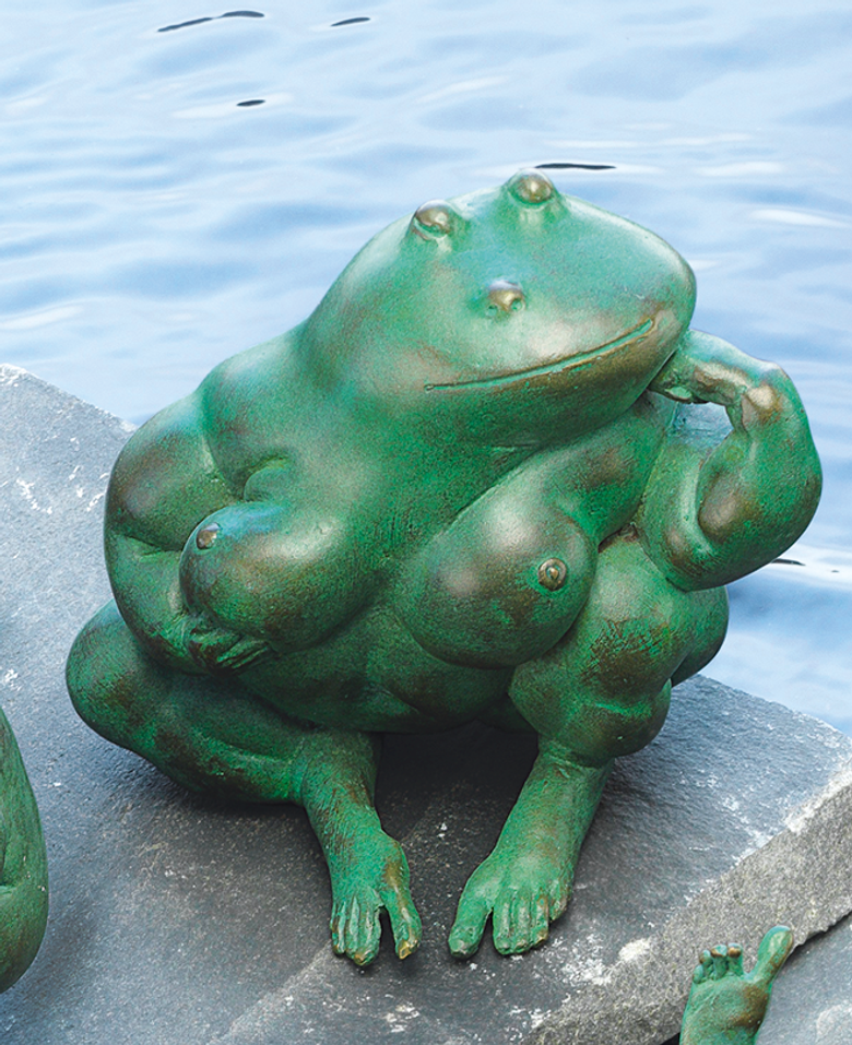Bronzefigur Froschdame "Waldtraut" von Atelier Strassacker