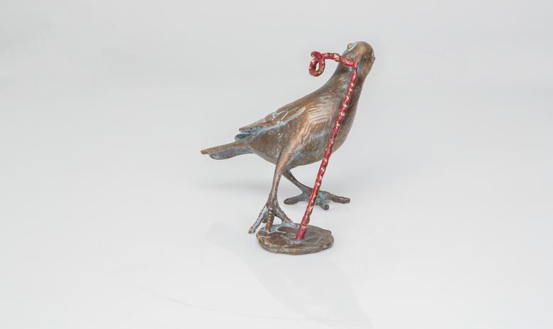 Bronzeskulptur – Vogel mit Wurm