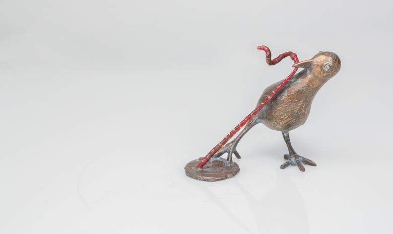 Bronzeskulptur – Vogel mit Wurm