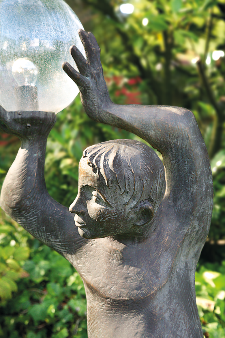 Bronzefigur Lichtträger von Emil Jo Homolka