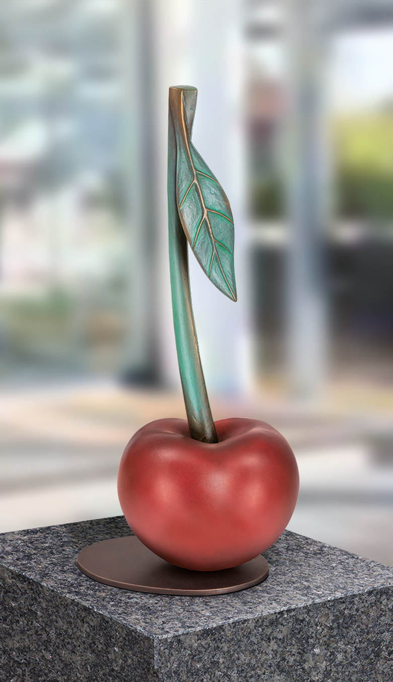 Bronzefigur «Kirsche» aus dem Atelier Strassacker