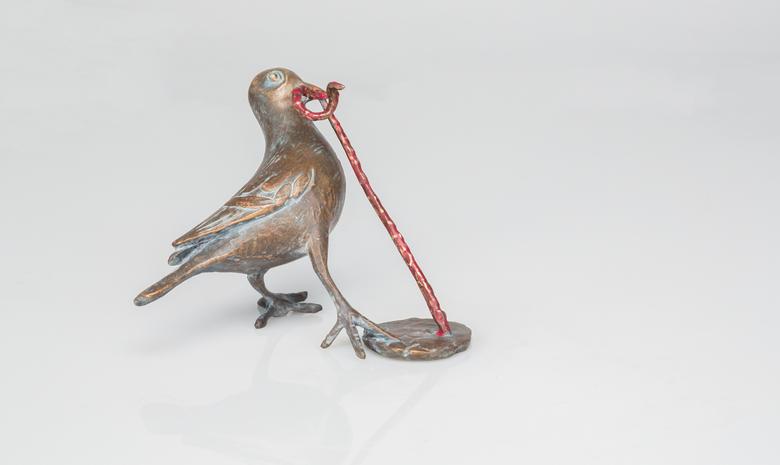 Bronzeskulptur – Vogel mit Wurm