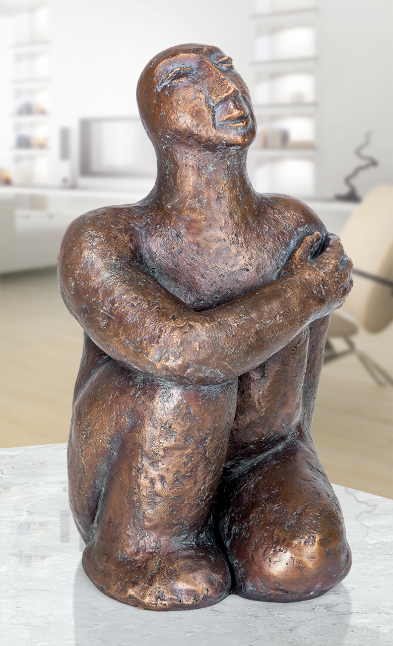 Bronzefigur Sitzende I von Christine Raschke