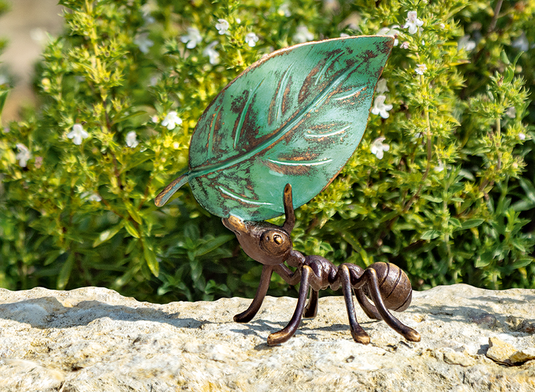 Bronzefigur «Ameise mit Blatt» aus dem Atelier Strassacker