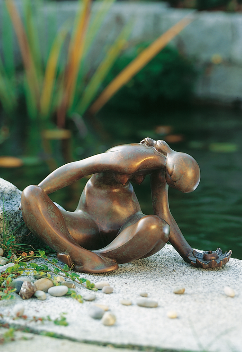 Bronzefigur Mädchen mit Blume von Théo Stuttgé