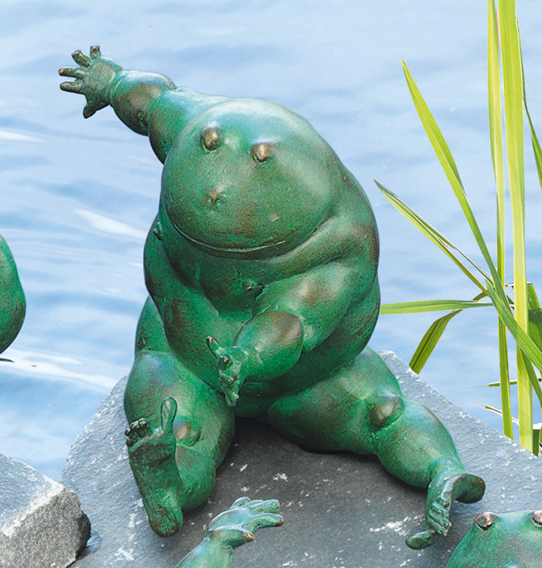 Bronzefigur Frosch "Paulina, die Sportliche" von Atelier Strassacker