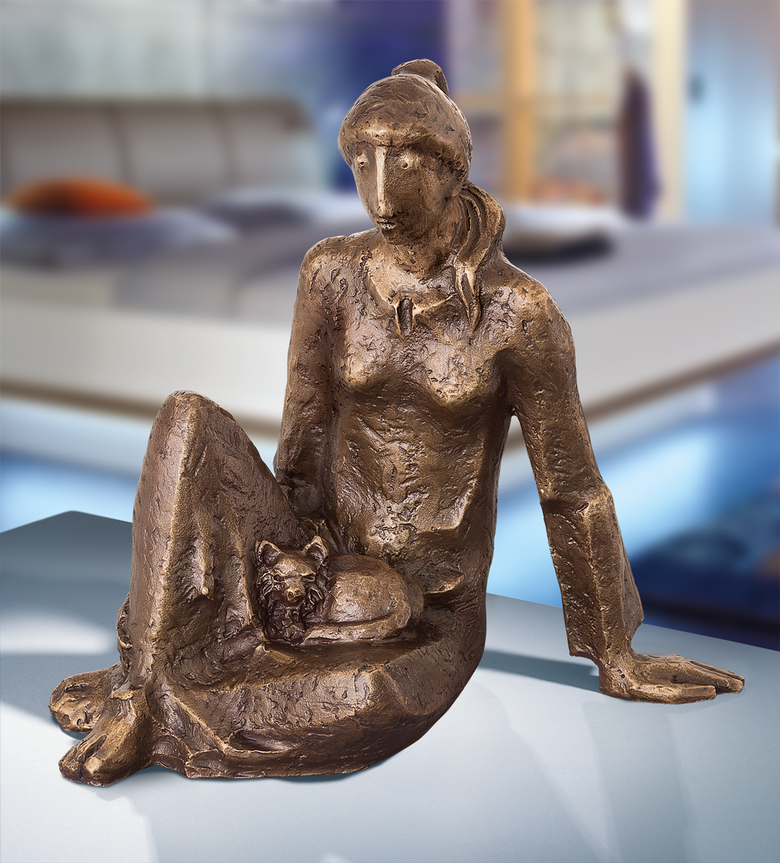 Bronzefigur Die Katzenfreundin von Hans Huschka