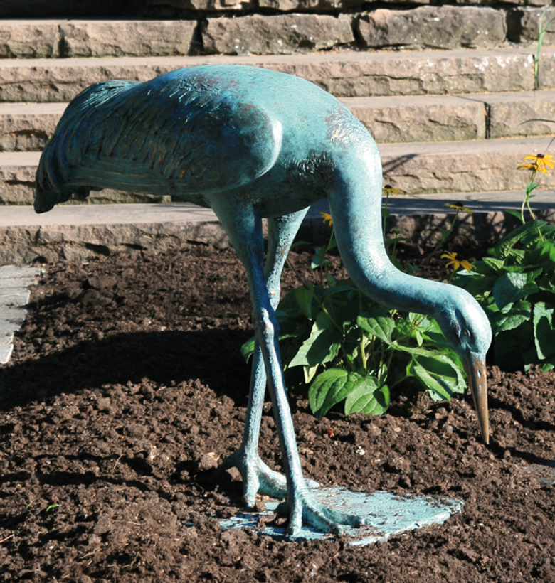 Bronzefigur Kranich, fressend von Erwin A. Schinzel