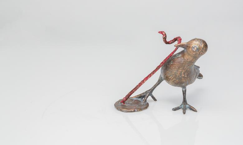 Bronzeskulptur – Vogel mit Wurm