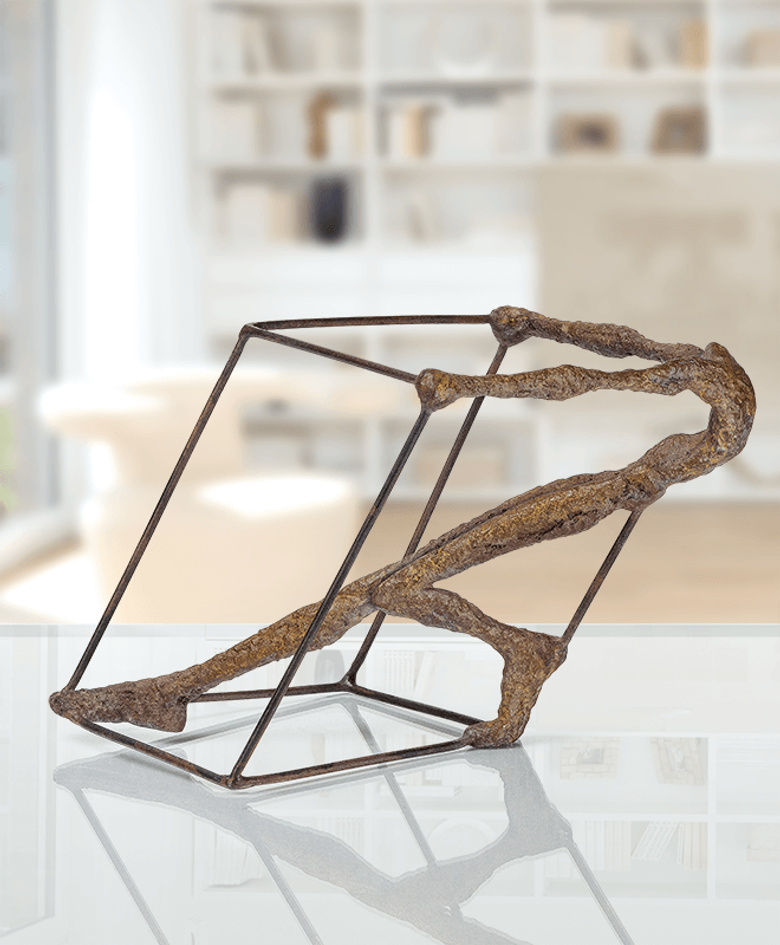 Bronzefigur »Figur im Würfel« von Anette Mürdter