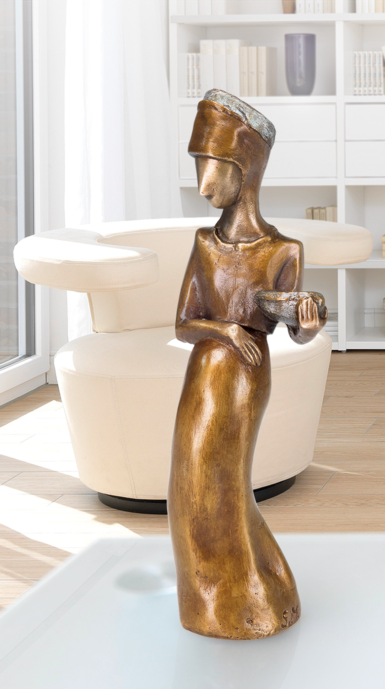 Bronzefigur Schwangere mit Korb von Sonja Marschner