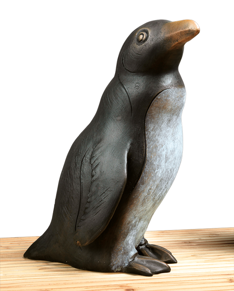 Bronzefigur Pinguin nach rechts blickend von Atelier Strassacker
