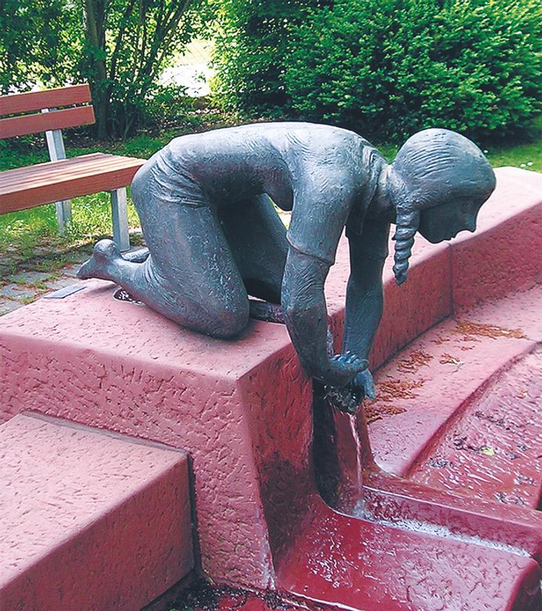 Bronzefigur Mädchen, kniend von Emil Jo Homolka