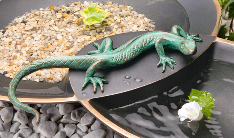 Bronzefigur Vogeltränke mit Eidechse von Atelier Strassacker