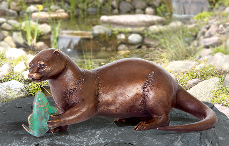 Bronzefigur Fischotter mit Fisch von Atelier Strassacker