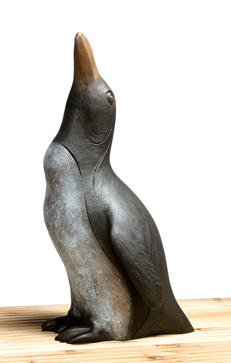 Bronzefigur Pinguin mit hochgerecktem Kopf von Atelier Strassacker