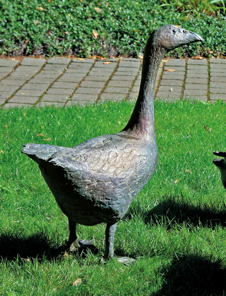Bronzefigur Gans nach vorne blickend von Hans Nübold