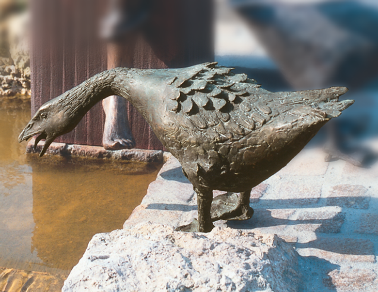Bronzefigur Gans in Angriffsstellung von Hans Nübold