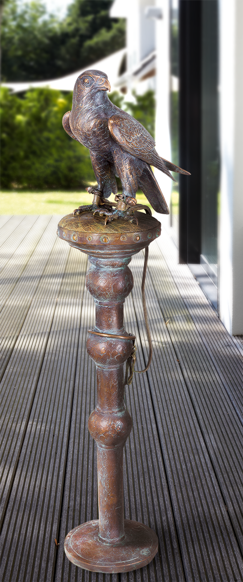 Bronzefigur Falke auf Pflock von Atelier Strassacker